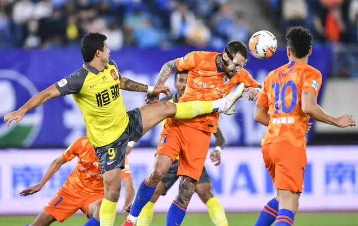 “十大足球赌注软件”
战术盲目杂乱 不是广州恒大踢得好 而是山东鲁能踢得乱(图5)